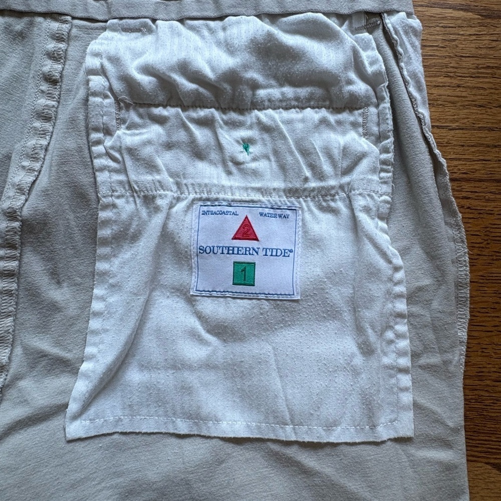 Southern Tide Men's khaki Shorts- size 28- 6.5 inch inseam - Picture 3 of 13